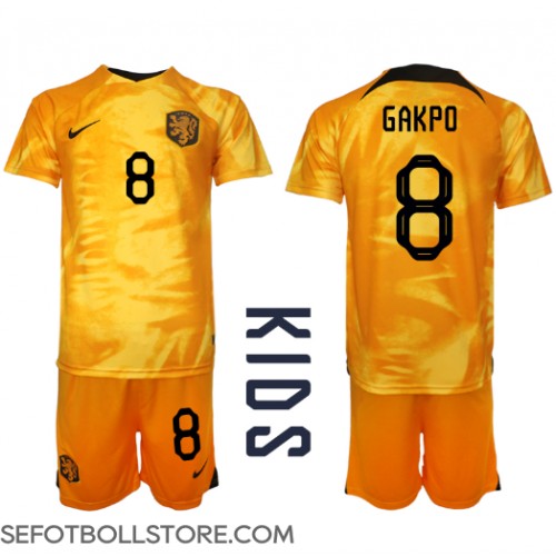 Nederländerna Cody Gakpo #8 Replika babykläder Hemmaställ Barn VM 2022 Kortärmad (+ korta byxor)